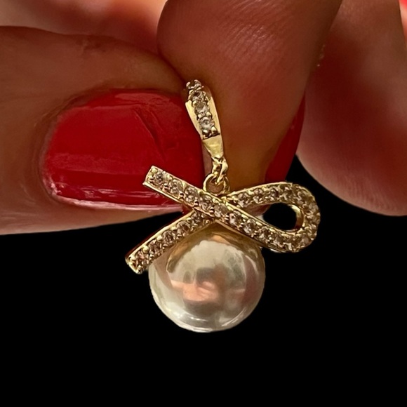 SHASHI Small Faux Pave Goldplated Ribbon Bow Pearl Drop Jewelry Earrings - Picture 15 of 16